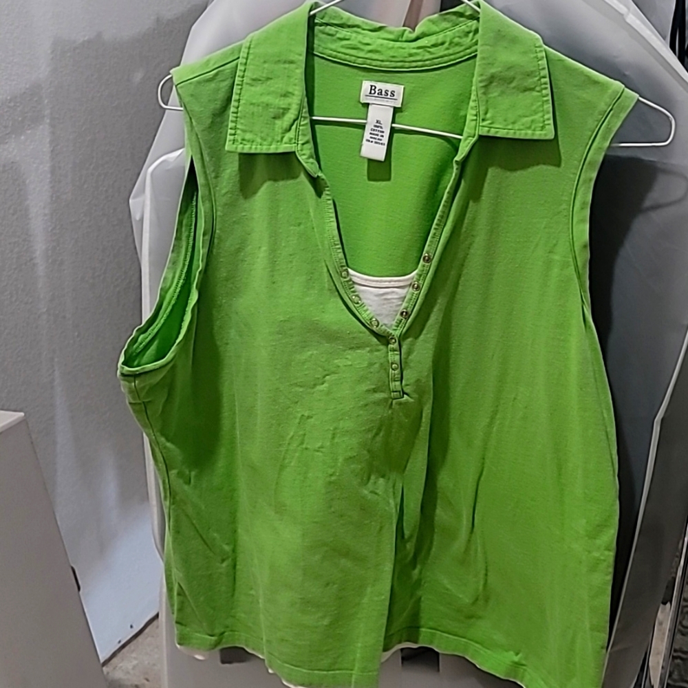 Bass sleeveless coller, 3/4 snap design. size XL